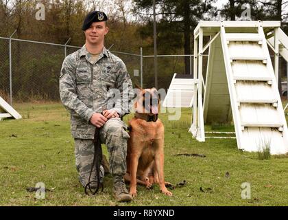 Us Air Force Staff Sgt. Tommy Duncan, 19 Sicherheitskräfte Squadron K 9 Trainer und Ricsi, pensionierter Militär Hund, für ein Foto vom 17. März 2017 dar, in Little Rock Air Force Base, Arche Duncan nahm Ricsi nach dem Hund im September 2016 in den Ruhestand. Stockfoto