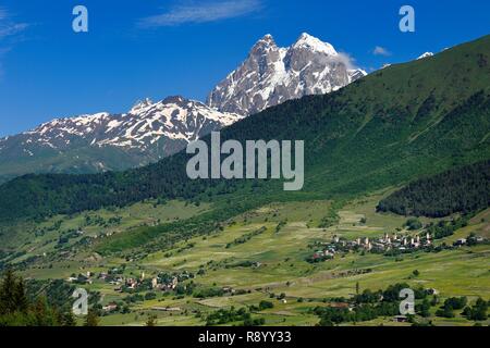 Georgien, obere Swanetien (zemo Mestia Swanetien), Region, Dorf Mulakhi, svan Wehrtürmen und den Berg Ushba im Hintergrund Stockfoto