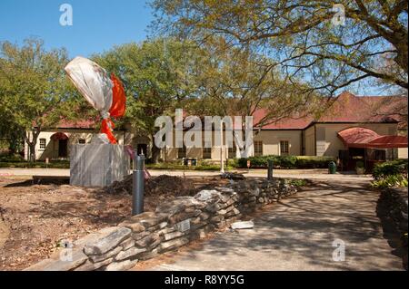 Maxwell AFB, Ala-Daedalus Statue zu Ehren der amerikanischen Fliegern, die im Kampf während des Zweiten Weltkrieges flog ich zwischen der Maxwell Club und Brett Hall auf West Laufwerk installiert wurde. Die Statue von Royal Academy Bildhauer James Butler, Black Isle Gießerei, Nairn, Schottland, wurde von dem Croix Rouge Memorial Foundation durch die Großzügigkeit von Montgomery Thema und Geschäftsmann Nimrod Frazer in Auftrag gegeben. Stockfoto