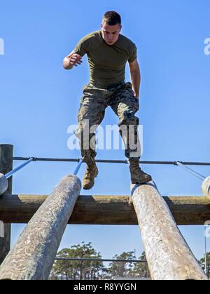 Us Marine Corps 1. Lt. Lukas Walsh, Supply Officer, 8 Techniker, 2. Marine Logistics Group, Manöver durch einen Hinderniskurs während des Marine Corps Techniker Schule jährliche St. Patrick's Day Feld treffen, Ellis Feld, Courthouse Bay, Camp Lejeune, N.C., 16. März 2017. Das Feld Treffen abgehalten, Kameradschaft, beim Feiern der Schutzpatron zu stärken. Stockfoto