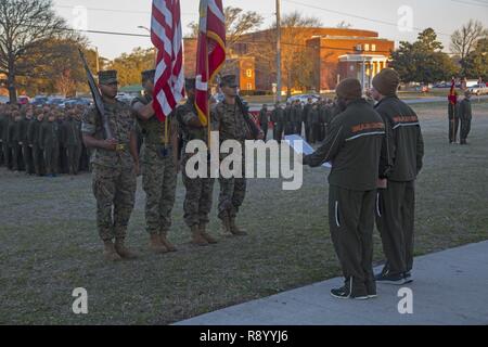 Us Marine Corps Sgt. Maj. Johnnie M. Hughes, Mitte, Sergeant Major, Sitz und Support Battalion (H&S Bn), Marine Corps Installationen Osten (MCIEAST), liest eine Unit citation nach in einem H&S Bn motivationale ausführen, Camp Lejeune, N.C., 17. März 2017 teilnehmen. Der Lauf wurde angeordnet, die Kameradschaft und der Zusammenhalt innerhalb von H&S Bn zu errichten. Stockfoto