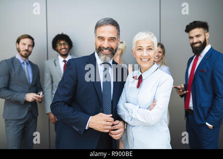 Porträt von Geschäftsleuten stehen mit verschränkten im Büro Stockfoto