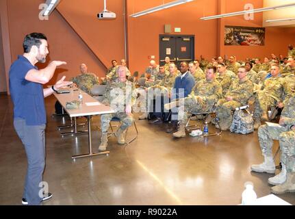 Zum Auftakt "Das Jahr der Fitness", Brig. Gen. David E. Elwell, 311 Expeditionary Sustainment Command kommandierender General, eingeladen, Tony Horton, einem erstklassigen Motivationstrainer und Autor des meistverkauften Bücher, um einen Befehl - große Bereitschaft Sitzung in Los Alamitos Joint Forces, März 4. Die 311 ESC ist die Einführung einer neuen Fitness Herausforderung genannt, "Combat Fitness Herausforderung." körperliche Fitness ist einer der Eckpfeiler der Bekämpfung der Bereitschaft da physikalisch gepaßt bedeutet, dass ein Soldat immer für jede Mission bereit ist. Stockfoto