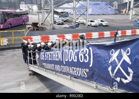 NAVAL OPERATIONS BASE DONGHAE, Republik Korea (18. März 2017) Republik Korea Marine Segler kommen an Bord der Arleigh-Burke-Klasse geführte Anti-raketen-Zerstörer USS Stethem (DDG63) für eine Tour bei einem routinemässigen Hafen besuchen. Stethem ist auf Patrouille in den Gewässern westlich von der koreanischen Halbinsel zur Unterstützung der Sicherheit und der Stabilität in der Indo-Asia-Pazifik-Region. Stockfoto