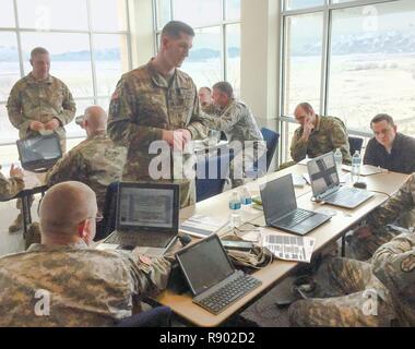 Sgt. 1. Klasse Ryan Barnard, Kaplan Assistant mit der ersten Armee 189th Infantry Brigade bei Joint Base Lewis-McChord, Washington, führt eine Religiöse Unterstützung Planung Klasse während der Ausbildung durch die erste Armee Einheit Ministerium Teammitglieder für Utah Army National Guard Unit Ministerium Teams im Camp Williams, Utah, 4. März 2017 durchgeführt. Während einer dreitägigen Veranstaltung, Erste Armee religiöse Führer led-Schulungen zu Themen wie religiöse Unterstützung der Planung, die Armee-Abläufe und Veränderungen in der Armee in der Lehre. Stockfoto