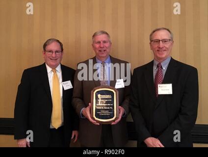 Bob Sneed (Mitte), pensionierter US-Armee Korps der Ingenieure Nashville District Water Management Section Chief, Haltungen mit Mike Wilson (Links), Nashville Bezirk Stellvertreter für Programme und Projekt Management, und Mike Zoccola, pensionierter Nashville Bezirk der Branch Chief, nach genannt werden Regierung Ingenieur des Jahres durch die Tennessee Gesellschaft der professionellen Ingenieuren bei einem Bankett 24.02.2017 im Renaissance Hotel in Nashville, Tennessee, Wilson und Zoccola sind beide ehemalige Empfänger der Auszeichnung. Stockfoto