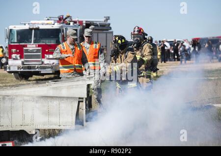 Joint Base San Antonio übung Auswertung Inspektoren 502nd Bauingenieur Squadron Feuerwehrmänner Feedback während einer gemeinsamen größeren Unfall Antwort (MARE) Übung Feb.22, 2017 in Atascosa County, Texas. Die übung war ein Gemeinschaftsunternehmen zwischen der 502Nd Air Base Wing, 12 Flying Training Wing, Bexar County Emergency Management Office, Atascosa County Emergency Medical Services und die Somerset Freiwillige Feuerwehr Notfallmaßnahmen bei einem Flugzeugabsturz zu üben. Stockfoto