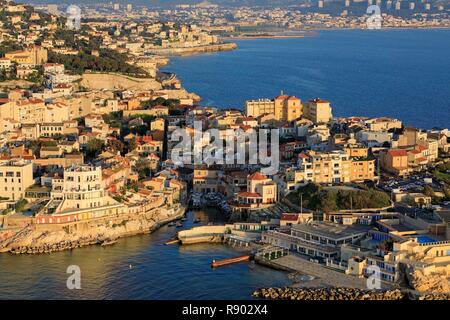 Frankreich, Bouches-du-Rhone, Marseille, 7. Bezirk, Stadtteil Endoume, Anse de Malmousque, die Residenz des Königs von Spanien im Hintergrund (Luftbild) Stockfoto