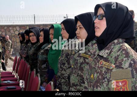 Weibliche Soldaten der afghanischen nationalen Armee feierte in dieser Woche die Eröffnung ihrer neuen ständigen Einrichtungen im Camp Shaheen. Führung von der ANA und der Streitkräfte der Koalition durchgeführt, um die Ribbon Cutting Kennzeichnung der Abschluss dieses Projekts von Kanada gefördert, das ist eine langfristige Frauen billeting und eine Kindertagesstätte. Stockfoto