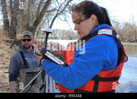 Kimberly Dagen, Susquehanna River Basin Kommission Umwelt Wissenschaftler, bereitet sich für Vermessungsarbeiten auf Swatara Creek, einem Nebenfluss des Susquehanna River im Osten central Pennsylvania, 9. März 2017. Die Kommission arbeitet an einem Projekt mit der US-Armee Korps der Ingenieure, Baltimore, zur Verfügung zu stellen Daten und Modellierung und Kartierung Informationen an die Federal Emergency Management Agency Region III, die Ihnen helfen, FEMA ihren Hochwasserrisikokarten aktualisieren. Matthäus Elsasser, Kommission Umwelt Techniker, wird auch dargestellt. Stockfoto