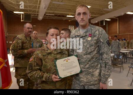 SGT Josua Kirkpatrick der 449th Theater Aviation Brigade, North Carolina National Guard, gewann NCO Krieger des Jahres und wurde mit einem Staat Meritorius Medaille von MG Elizabeth D. Austin, der Assistent des stellvertretenden kommandierenden General der Army National Guard am 9. März 2107 vorgelegt. 14 Soldaten und Piloten über vom Zustand repräsentieren die Großen untergeordnete Befehl und konkurrierende genannt zu besten Krieger in die North Carolina National Guard Warrior Wettbewerb im Camp Butner National Guard Training Center, March 4-10, 2017. Stockfoto