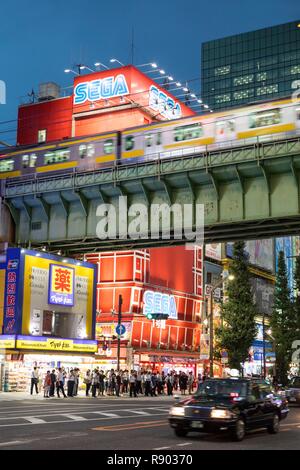 Japan, Insel Honshu, Tokyo, Chiyoda Bezirk, Akihabara, Chuo-dori Avenue Stockfoto
