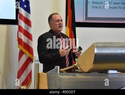 Professor James Howcroft, Course Director für den Terrorismus und Sicherheit, spricht über Anti-terror-Strategie 2. März während des Terrorismus und Sicherheit Studien an der George C. Marshall Europäisches Zentrum für Sicherheitsstudien in Garmisch-Partenkirchen, Deutschland. (Marshall Center Stockfoto