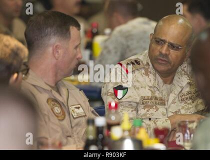 Arabischen Golf (15. März 2017) Kuwait Marine Oberst Nayef al-Askar, rechts, spricht mit USS Makin Island (LHD 8) kommandierenden Offizier, Kapitän Mark A. Melson, beim Mittagessen in der Amphibisches Wardroom an Bord des Schiffes. Makin Island ist in die USA 5 Flotte Bereich für Maßnahmen zur Erhöhung der Sicherheit des Seeverkehrs auf die Verbündeten und Partnern zu beruhigen bereitgestellt, und der Freiheit der Schiffahrt und des freien Handels in der Region erhalten. Stockfoto