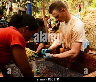 Us-Armee Sgt. Robert Townsend für die Verteidigung POW/MIA Accounting Agentur (DPAA) zugeordnet, schiebt der Boden durch das Wasser screening Station als Teil der DPAA recovery Mission in der Nähe von Ban Chanon Dorf, Khammouon Provinz, der Demokratischen Volksrepublik Laos, März 13, 2017. DPAA Team Mitglieder bereitgestellt, um die Gegend, in der Hoffnung auf die Wiederherstellung der Überreste eines Pilot Ungeklaerte aus dem Vietnam Konflikt. Die Mission von DPAA ist die möglichst vollständige Buchhaltung für unsere fehlenden Personal zu ihren Familien und der Nation zu stellen. Stockfoto