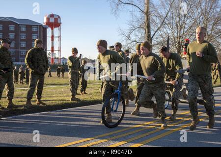 Us-Marines mit 8 Engineer Support Battalion, 2nd Marine Logistik Gruppe, Teilnahme an Wagenrennen des Kommandanten während des Marine Corps Techniker Schule jährliche St. Patrick's Day Feld treffen, Ellis Feld, Courthouse Bay, Camp Lejeune, N.C., 16. März 2017. Das Feld Treffen abgehalten, Kameradschaft, beim Feiern der Schutzpatron zu stärken. Stockfoto