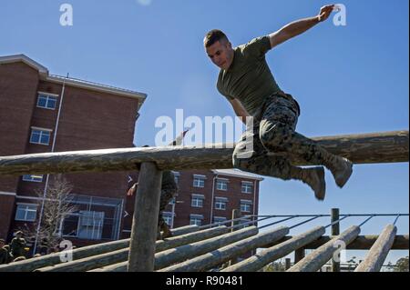 Us Marine Corps 1. Lt. Lukas Walsh, Supply Officer, 8 Techniker, 2. Marine Logistics Group, Manöver durch einen Hinderniskurs während des Marine Corps Techniker Schule jährliche St. Patrick's Day Feld treffen, Ellis Feld, Courthouse Bay, Camp Lejeune, N.C., 16. März 2017. Das Feld Treffen abgehalten, Kameradschaft, beim Feiern der Schutzpatron zu stärken. Stockfoto