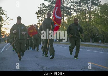 Us Marine Corps Colonel Chandler S. Seagraves, Links, kommandierender Offizier, Sitz und Support Battalion (H&S Bn), Marine Corps Installationen Osten (MCIEAST) und Sgt. Maj. Johnnie M. Hughes, rechts, Sergeant Major, H&S Bn, MCIEAST, führen die Ausbildung während eines H&S Bn motivationale ausführen, Camp Lejeune, N.C., 17. März 2017. Der Lauf wurde angeordnet, die Kameradschaft und der Zusammenhalt innerhalb von H&S Bn zu errichten. Stockfoto