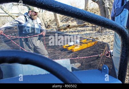 Blake Maurer, Susquehanna River Basin Kommission Umwelt Techniker, bereitet sich für Vermessungsarbeiten auf Swatara Creek, einem Nebenfluss des Susquehanna River im Osten central Pennsylvania, 9. März 2017. Die Kommission arbeitet an einem Projekt mit der US-Armee Korps der Ingenieure, Baltimore, zur Verfügung zu stellen Daten und Modellierung und Kartierung Informationen an die Federal Emergency Management Agency Region III, die Ihnen helfen, FEMA ihren Hochwasserrisikokarten aktualisieren. Stockfoto