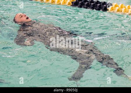 SGT Josua Kirkpatrick der 449th Theater Aviation Brigade, North Carolina National Guard, schwimmt mit einer Waffe während der pool Teil der NCNG besten Krieger Wettbewerb am 6. März 2017. 14 Soldaten und Piloten über vom Zustand repräsentieren die Großen untergeordnete Befehl und konkurrierende genannt zu besten Krieger in die North Carolina National Guard Warrior Wettbewerb im Camp Butner National Guard Training Center, March 4-10, 2017. Stockfoto