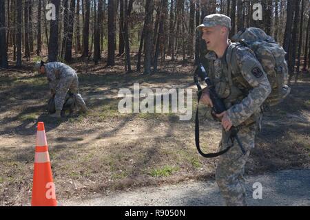 SGT Josua Kirkpatrick der 449th Theater Aviation Brigade, North Carolina National Guard, vervollständigt den Ruck März teil Der NCNG besten Krieger Wettbewerb am 8. März 2017, wo er gewann NCO Krieger des Jahres. 14 Soldaten und Piloten über vom Zustand repräsentieren die Großen untergeordnete Befehl und konkurrierende genannt zu besten Krieger in die North Carolina National Guard Warrior Wettbewerb im Camp Butner National Guard Training Center, March 4-10, 2017. Stockfoto