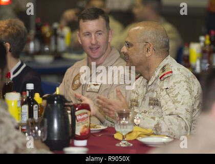 Arabischen Golf (15. März 2017) USS Makin Island (LHD 8) kommandierenden Offizier, Kapitän Mark A. Melson, Links, spricht mit Kuwait Marine Oberst Nayef al-Askar, beim Mittagessen in der Amphibisches Wardroom an Bord des Schiffes. Makin Island ist in die USA 5 Flotte Bereich für Maßnahmen zur Erhöhung der Sicherheit des Seeverkehrs auf die Verbündeten und Partnern zu beruhigen bereitgestellt, und der Freiheit der Schiffahrt und des freien Handels in der Region erhalten. Stockfoto