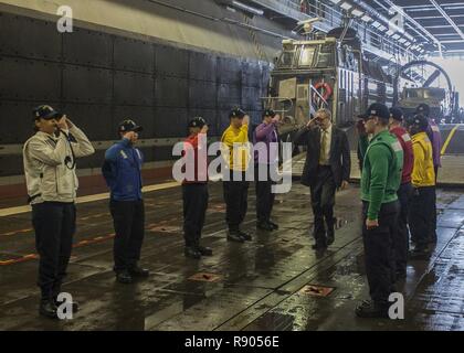 Arabischen Golf (15. März 2017) Lawrence R. Silverman, der US-Botschafter in Kuwait, kehrt ehrt Jungen bei seiner Ankunft zu Seite in der gut Deck des Amphibious Assault ship USS Makin Island (LHD8). Das Schiff ist in die USA 5 Flotte Bereich für Maßnahmen zur Erhöhung der Sicherheit des Seeverkehrs auf die Verbündeten und Partnern zu beruhigen bereitgestellt, und der Freiheit der Schiffahrt und des freien Handels in der Region erhalten. Stockfoto