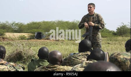 Staff Sgt. Ivan Colina, schwere Ausrüstung Chief mit speziellen Zweck Marine Air-Ground Task Force - Krisenmanagement - Afrika, führt eine Klasse auf die AK-47, bevor ein live-fire Sortiment am Lager Singo, Uganda, 6. März 2017. Marines mit SPMAGTF-CR-AF unterrichtete Klassen und in der praktischen Anwendung Übungen teilgenommen, unterstützende Funktionen, unvorhergesehene Ereignisse und die Zusammenarbeit im Bereich der Sicherheit in den USA Afrika Befehlsbereich der Verantwortung. Stockfoto