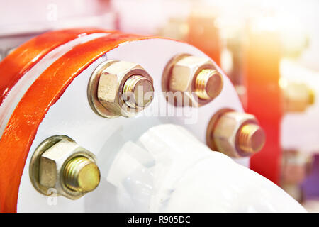 Schrauben und Muttern zur Befestigung der Pipeline Installation für Öl und Gas Stockfoto