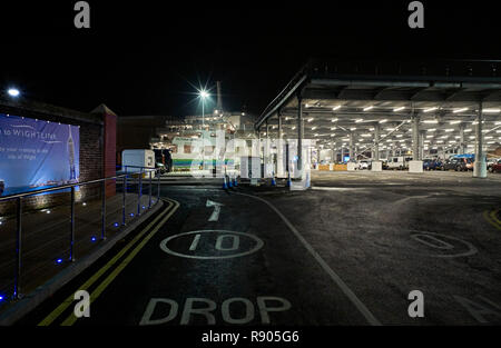 Eingang zur Isle of Wight Ferry Terminal in der Nacht in Portsmouth mit Autos warten an Bord Stockfoto