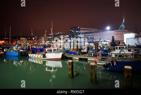 Sturz Docks in Portsmouth in der Nacht mit kleinen Küstenfischerei Schiffe im Vordergrund Stockfoto