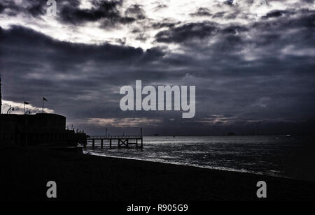 Stürmische Wolken über den Solent mit der quadratische Turm im Vordergrund. Stockfoto