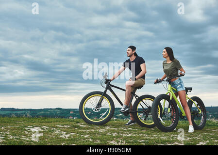 Nachmittag Sonnenuntergang mit dem Mountainbike Paar. Seitenansicht Stockfoto