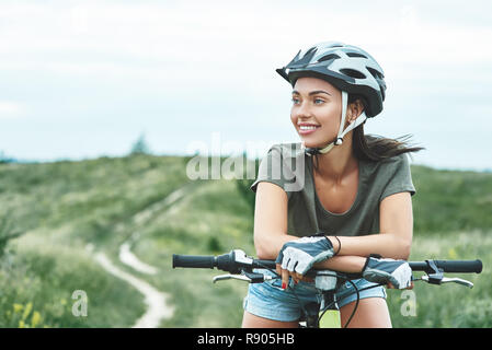 Mountainbiken - Frau mit fatbike genießt die Sommerferien. Nahaufnahme Stockfoto