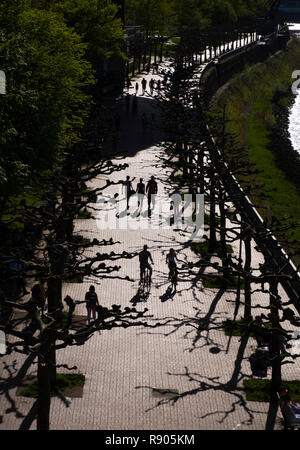 Fußgänger nehmen einen auf die Rheinpromenade in Düsseldorf spazieren, Deutschland Stockfoto