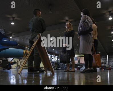 Japan Air Verteidigung-kraft Generalleutnant Naoki Aizawa, eine dritte Air Wing F-2 Mitsubishi Pilot, spricht mit US-Botschaft Vertreter an den Misawa Air Base, Japan, Okt. 13, 2017. Dieser Besuch bot die US-Vertreter mit einer Wahrscheinlichkeit zu der 35th Fighter Wing Mission aus der Nähe sowie siehe Umfrage der starke US-, Japan Partnerschaft. Stockfoto