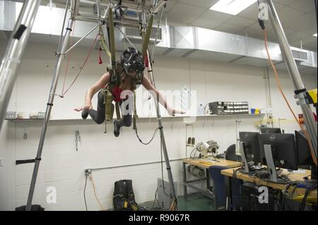 Ashley, eine Tampa Bay Buccaneers Cheerleader, Erfahrungen Freifall in der MC-60 Fallschirm Simulator an den Fallschirm rigging Service beim Besuchen der MacDill Air Force Base in Tampa, Fla., Nov. 7, 2017. Die Cheerleadern tourte US Special Operations Command und anderen Einrichtungen mit Service Mitglieder zu treffen und einen Einblick in das militärische Leben zu erhalten. Stockfoto