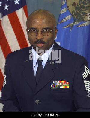 Offizielles Portrait des Chief Master Sgt. Clifford McFadden, der erste Afroamerikaner, der Chief Master Sgt.at Will Rogers Air National Guard Base. Stockfoto