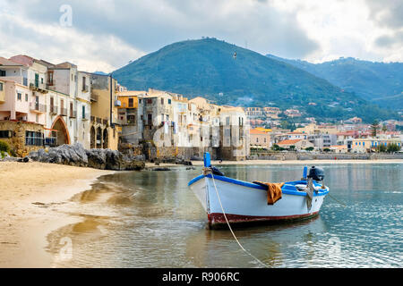 Angeln Boot im alten Hafen. Cefalu, Sizilien, Italien Stockfoto