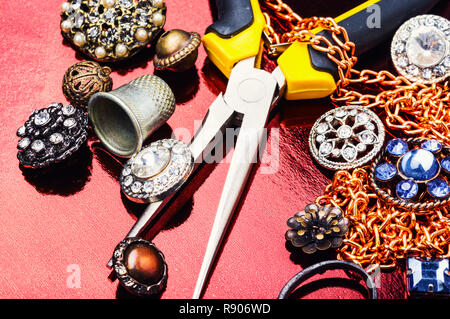 Herstellung von handgefertigten Juwelier. Tools für die Schmuckherstellung. Stockfoto