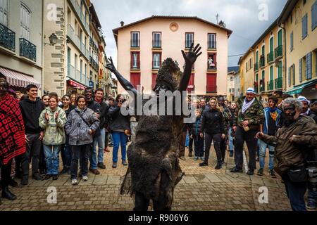 Frankreich, Pyrenees Orientales, Prats-de-Mollo, leben Szene während der Bär Feiern im Karneval Stockfoto