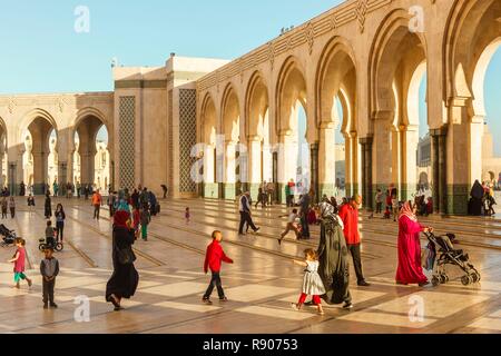 Marokko, Casablanca, Vorplatz der Moschee Hassan II bei Sonnenuntergang Stockfoto