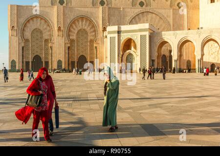 Marokko, Casablanca, Vorplatz der Moschee Hassan II bei Sonnenuntergang Stockfoto