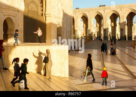 Marokko, Casablanca, Vorplatz der Moschee Hassan II bei Sonnenuntergang Stockfoto