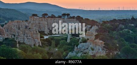 Frankreich, Pyrenees Orientales, Ille-sur-Tet, Les Orgues, Überblick über die Site bei Sonnenaufgang Stockfoto