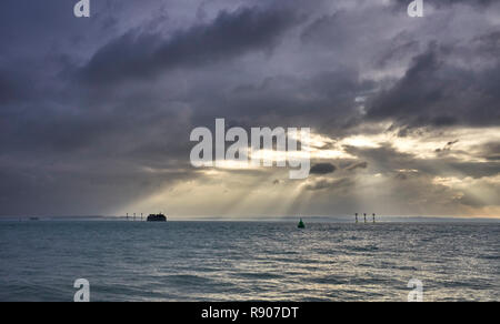 Dunkle Wolken über den Solent lookings gegenüber der Isle of Wight von Southsea Seafront Stockfoto