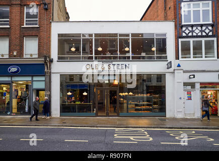 Die Außenseite des Ole & Steen Bäckerei in Richmond High Street, Surrey Stockfoto