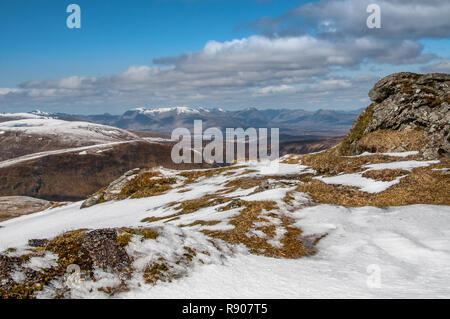 Auf dem Gipfel des Stuchd eine Lochain, Munro in den schottischen Highlands, auf der Suche nach Rannoch Moor und Glencoe in der Ferne Stockfoto