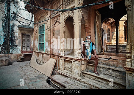 Vrindavan, Indien - 17. Juli: Yogi Mann sitzt in der Nähe der Tempel von Krishna. Wiederholt die geheimen Mantra mit einem Rosenkranz. Singen 108 heiligen Namen Gottes. Juli Stockfoto