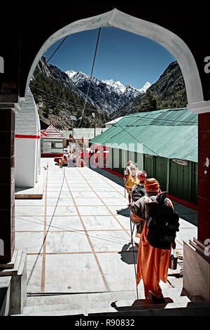 Gangotri, Uttarakhand - September 2017. А Gruppe hinduistischer Pilger zu Fuß zur Quelle des heiligen Fluss Ganges. Nord Indien. Stockfoto